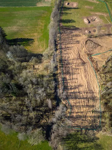Préparation du chantier : Le tracé rectiligne du Madon suit les arbres