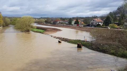 Digue et chenal de crue de Mirecourt : construits par l'EPTB pour protéger les riverains